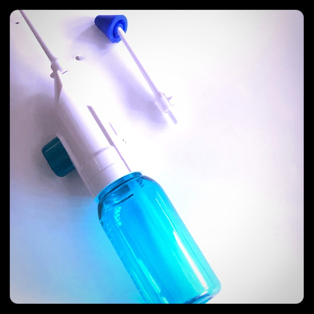 Portable oral irrigator